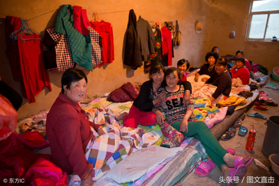 被絮加工厂里的女民工 累得直不起腰，却撑起一个家